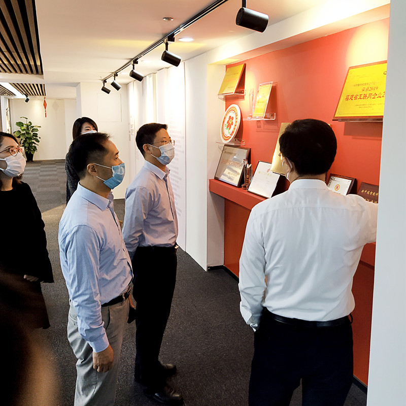 随后,余深画副检察长一行与吴董事长等人在会议室进